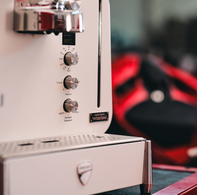 Temperature, cup size and strength dials on the white Barista M3, display showing Espresso 93°C