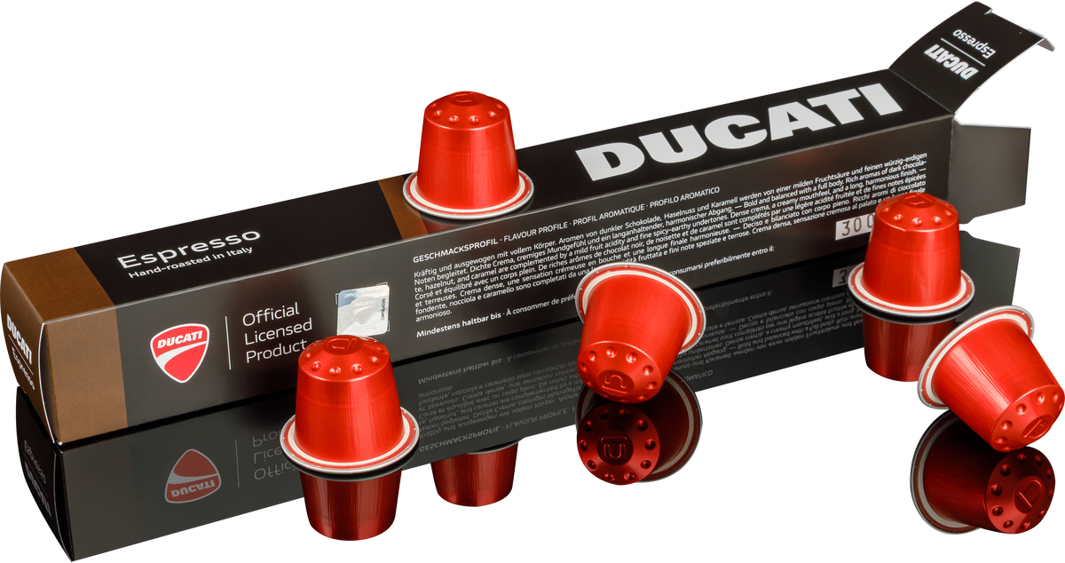 Två Espresso by Ducati-förpackningar, den ena öppen, med röda kapslar ovanpå och framför