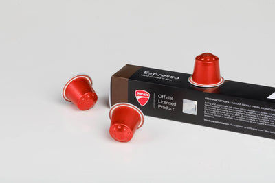 Primer plano de la caja Espresso by Ducati, Official Licensed Product, con cápsulas rojas compatibles con Nespresso® Original