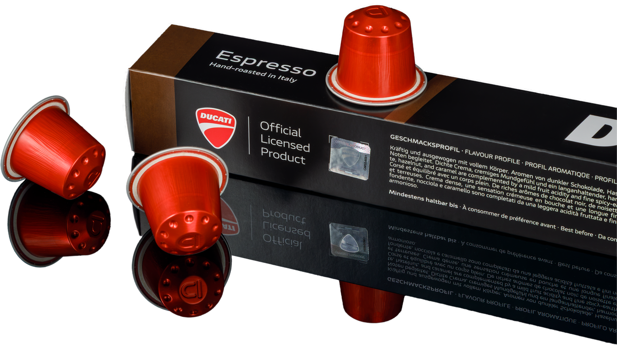 Närbild på röda Espresso by Ducati-kapslar bredvid en förpackning märkt Official Licensed Product