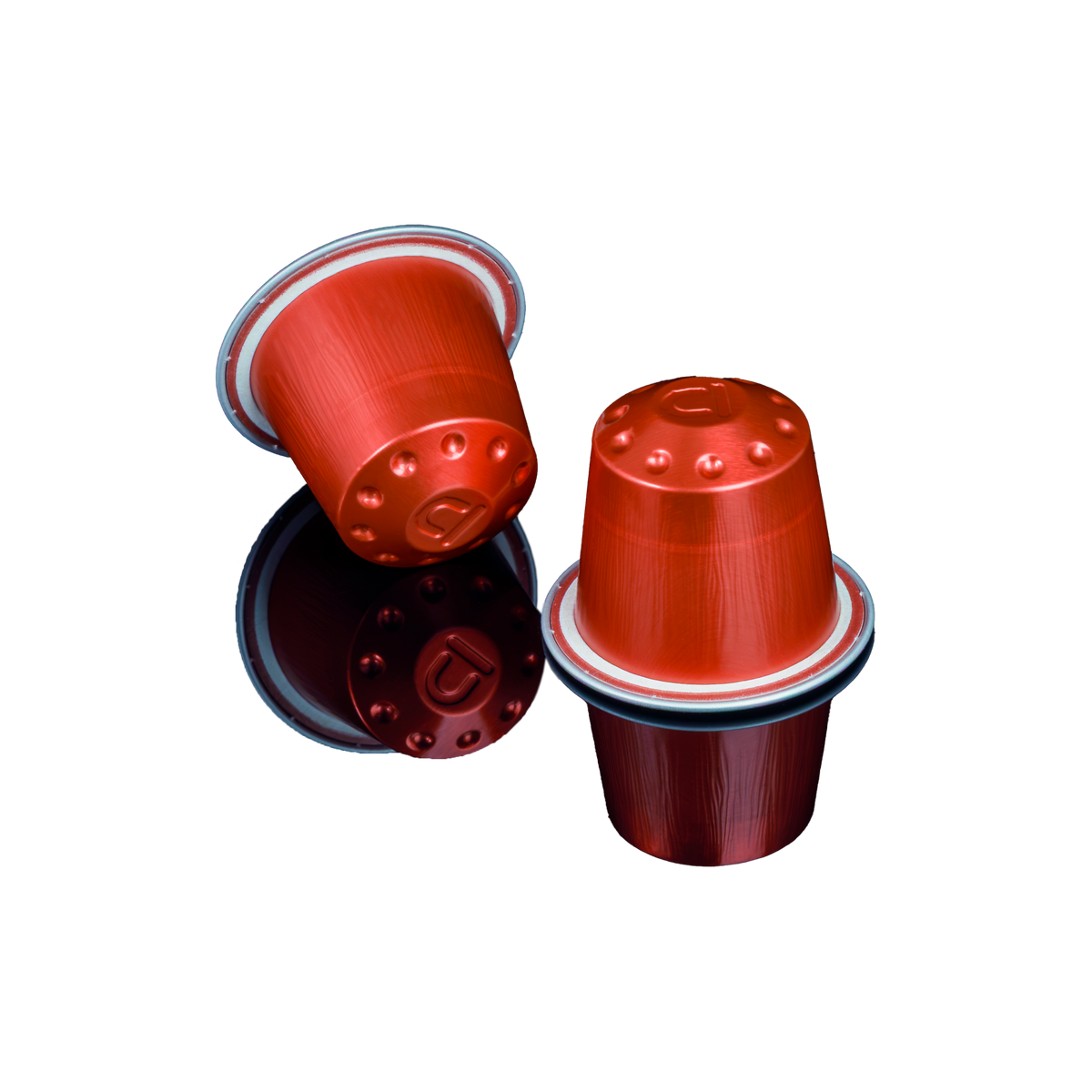 Två röda Espresso by Ducati-aluminiumkapslar för Nespresso® Original, den ena tippad så att botten syns